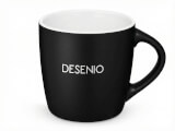 Kaffemugg Riviera i svart med tampotryckt Desenio-logotyp - produktbild i keramik med blank finish
