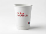 Vit med brunt tryck Pappersmugg dubbelvägg 36 cl med digitaltryck och Baker McKenzie-logotyp - dubbelväggig 36 cl