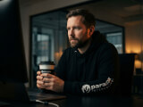 Plastmugg Astoria med Paradox Interactive-tryck placerad vid kaffeautomat på kontor