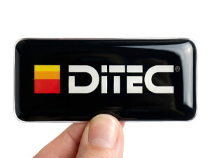 Rektangulär 3D dome-klistermärke med blank epoxyyta och logotyp på vit bakgrund