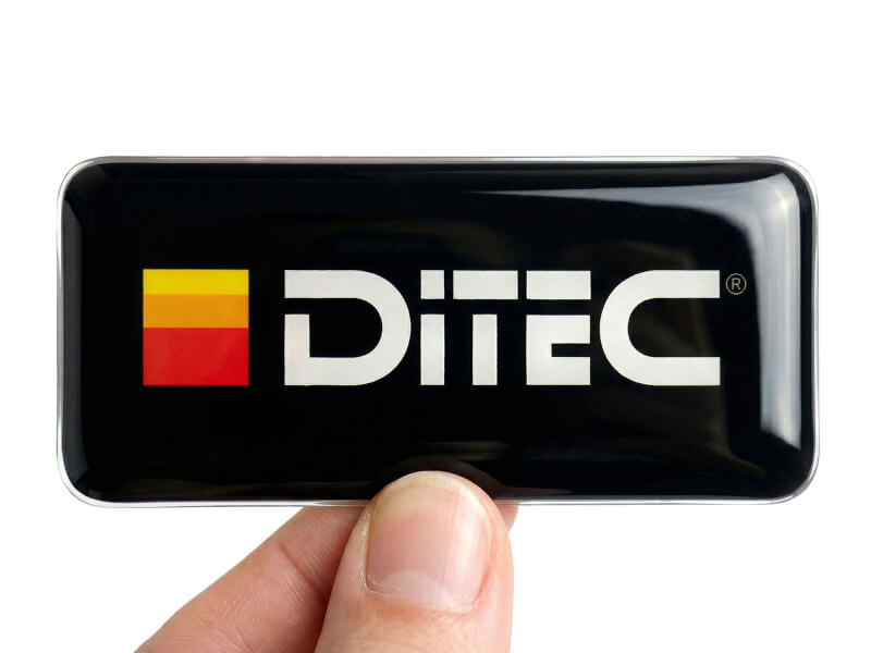 Rektangulär 3D dome-klistermärke med blank epoxyyta och logotyp på vit bakgrund