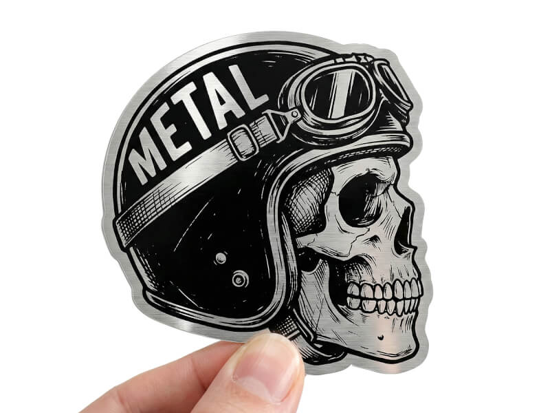 Stansad klistermärke i borstad metall med detaljerat tryck på vit bakgrund