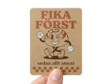 Klistermärke i kraftpapper med retro fika-motiv och kanelbullekaraktär på vit bakgrund