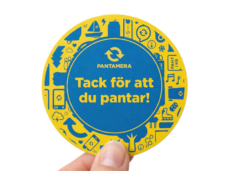 Stansad klistermärke i papper med pappersflygplan-illustration och handskriven text på vit bakgrund